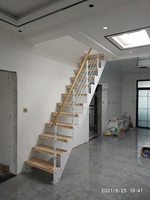 Escalier pliant intérieur pour loft complet et duplex, avec structure en acier et bois, et garde-corps, installation sur mesure