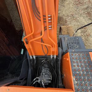 Excavadora Hitachi ZX200LC 5 de 20 Toneladas con Motor Isuzu, Engranajes y Bomba - Probada en Alta Humedad para Trabajos en Canales de Riego y Campos de Arroz - Product Image 3