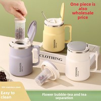 Cangkir termal kantor dari baja tahan karat dengan pegangan, tutup flip, infuser teh yang dapat dilepas, filter pemisah, sedotan, cangkir berinsulasi dengan tutup.