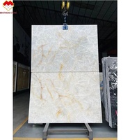 Dalle naturelle rétro-éclairée par LED de conception moderne de marbre d'onyx blanc de fissure de glace translucide pour le mur de fond de villa prix par mètre carré