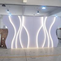 Dekorasi Panggung Pernikahan dengan Latar Belakang Lengkung PVC, Stand Akrilik Putih LED Kustom untuk Acara Pesta Pernikahan