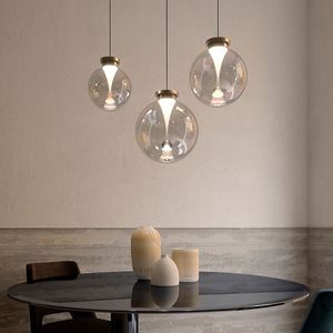 Lustre suspendu LED de style nordique moderne et minimaliste, cadre en fer, sphères en <span class=keywords><strong>verre</strong></span> goutte de pluie, éclairage à lumière chaude - Product Image 1
