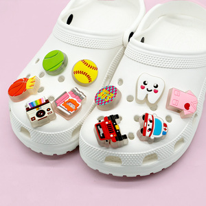 Breloques de chaussures LED lumineuses 3D en PVC personnalisées, style années 90, pour voiture, accessoires d'infirmière, sportifs, Kawaii, <span class=keywords><strong>basket</strong></span>-ball, football, en caoutchouc, populaires - Product Image 2