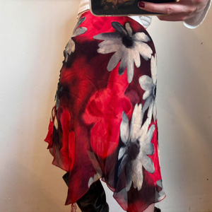 Jupe d'été mi-longue évasée à taille naturelle, imprimé floral bohème vintage, avec empiècement en maille extensible écologique et ourlet asymétrique - Product Image 5