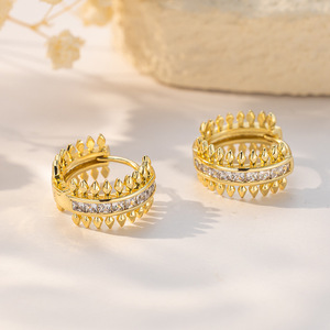 Pendientes de Aro con Doble Hilera de Espigas Doradas y Circonitas para Mujer, Joyería de Moda, Diseño Geométrico en Oro de 18K - Product Image 3