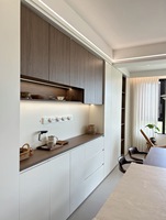 Buffet en bois sur mesure avec porte en verre et éclairage LED