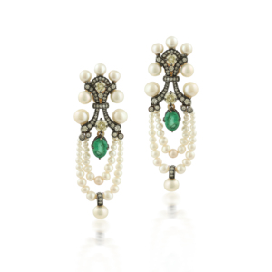 Boucles d'oreilles pendantes de style vintage avec émeraudes, diamants et perles, ornées de pampilles, présentant des émeraudes vives de taille poire - Product Image 3