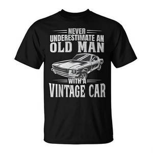 Camiseta clásica con estampado de coche clásico: Nunca subestimes a un anciano con un coche clásico - Product Image 2