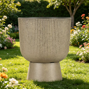 Pot de plante en plastique de style trophée vintage, jardinière décorative d'extérieur - Product Image 1