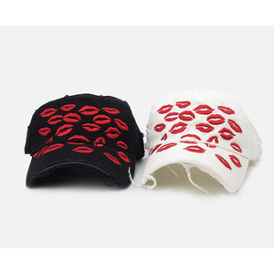 Casquette de baseball unisexe style américain à bords effilochés et franges déchirées, motif lèvres foncées, style urbain, brodée - Product Image 1