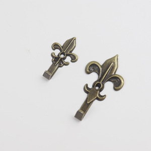 Crochets décoratifs de style européen en alliage de zinc bronze, crochets antidérapants pour porte d'armoire, petits crochets à vêtements - Product Image 1
