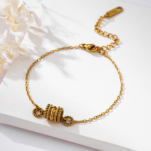 Pulsera en espiral de tres anillos de acero inoxidable chapada en oro para mujer, joyería de regalo sencilla y elegante - Product Image 1