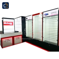 Vitrine d'exposition pour smartphones avec étagères en verre, structure multi-niveaux et support de charge