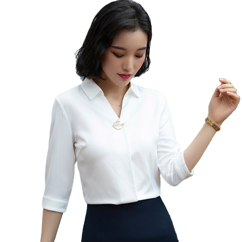 Kemeja profesional hijau Satin untuk wanita, tirai longgar, lengan tiga perempat, desain, pakaian kerja niche, kemeja V-neck putih