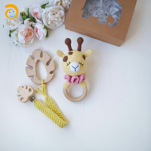 Venta al por mayor ganchillo algodón Animal madera bebé mordedor sonajero conejito ganchillo León ganchillo Animal ganchillo mordedor juguete - Product Image 3