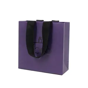 批发优雅礼品包装袋印刷标志紫色纸购物袋，带嵌入式棉手柄