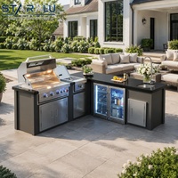 Cuisine BBQ en acier inoxydable avec grill à gaz, fumoir à charbon, tiroirs de rangement et table de préparation pour zone de divertissement