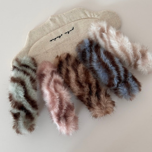 กิ๊บติดผมเรซิ่นขนปุยสำหรับฤดูใบไม้ร่วงและฤดูหนาว ดีไซน์หรูหรา ทันสมัย ขนาดใหญ่ ติดด้านหลังศีรษะ สีไล่เฉด น่ารัก เหมาะสำหรับงานปาร์ตี้ - Product Image 1