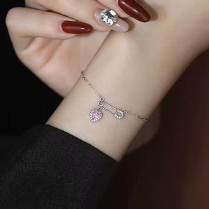Bracelet de tennis pour femme 2026 avec pendentifs délicats en forme de cœur rose, zircon étincelant, tendance et élégant, avec breloque épingle de sûreté - Product Image 2