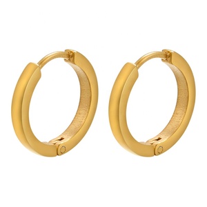 <span class=keywords><strong>Dina</strong></span> 2022 moda Hip Hop Punk Irregular Huggie pendientes corazón estrellas acero inoxidable 18K PVD chapado en oro pendientes de aro para mujer - Product Image 6