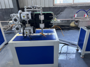 Machine <span class=keywords><strong>de</strong></span> fabrication <span class=keywords><strong>de</strong></span> tuyaux en PVC renforcés <span class=keywords><strong>de</strong></span> fibres à cinq couches, ligne d'extrusion <span class=keywords><strong>de</strong></span> tuyaux <span class=keywords><strong>de</strong></span> jardin en PVC - Product Image 3