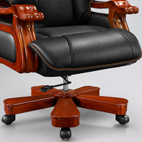 Chaise de bureau de direction noire à dossier haut avec accoudoirs en bois décoratifs et base à cinq branches en bois