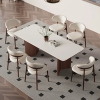 Table à manger de style scandinave avec plateau blanc mat et base en bois massif pour un mobilier de salle à manger minimaliste de style Japandi.