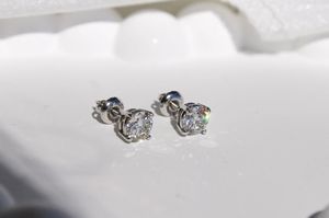 Pendientes de hombre de moissanita de 1.2CT de lujo con estilo de moda para regalo de hombre para novio marido para exportación mundial desde la India - Product Image 2
