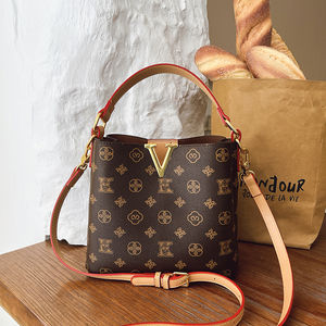 Sac seau en PU à motif géométrique pour femmes. La doublure est en polyester. Il a été conçu par un designer renommé.189 - Product Image 3