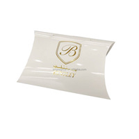 Boîte cadeau pliable en carton avec trou de suspension, finition personnalisée, couleur noire ou blanche en stock pour emballage de marque et de vente au détail