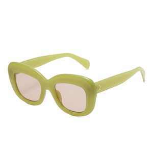 Lunettes de soleil rétro pour femmes, monture épaisse en PC, grandes lunettes œil-de-chat, verres optiques UV400, rivets latéraux tendance, vente en gros - Product Image 5
