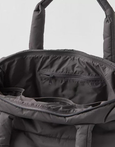 Sac fourre-tout matelassé en nylon imperméable avec logo personnalisé CDHAT, fermeture éclair, durable, portable, bandoulière, sac de shopping, sac bandoulière en sangle - Product Image 3
