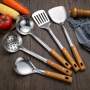 Ensemble d'ustensiles de cuisine 5 pièces en acier inoxydable avec manche imitation bois, spatule, cuillère passoire, louche et ustensiles de cuisson isolants - Product Image 2