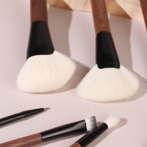 Nouveau produit 2026, ensemble de pinceaux de maquillage professionnels <span class=keywords><strong>blancs</strong></span> avec logo personnalisé, poils synthétiques, ensemble de pinceaux de maquillage de luxe, pur vegan - Product Image 1