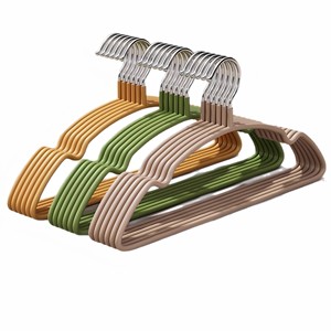 Perchero con ruedas y frenos para una ubicación segura y fácil movimiento en espacios comerciales - Product Image 5