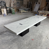 Table de salle de conférence pliable en pierre artificielle et en bois Tables de salle de réunion de forme pentagonale avec prise