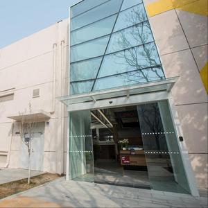 مصنع حديث عالي الصوت مقاوم للإعصار شرفة مزدوجة الجودة سبائك الألومنيوم انزلاق الباب - Product Image 4