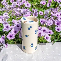 Tasse de gorgée de poterie faite à la main d'impression de myrtilles blanches, tasse de café de fruit cadeau de voyage de jour d'anniversaire pour elle