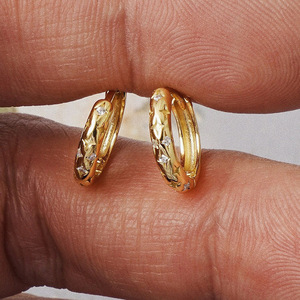 Pendientes de aro con forma de estrella de cuatro puntas para mujer, accesorios simples para el uso diario - Product Image 1