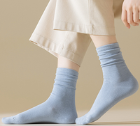 Vente en gros de chaussettes polyvalentes en coton pour femmes, couleur unie d'été, utilisation quotidienne avec logo personnalisable sur le corps et les poignets