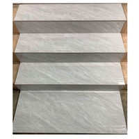 Marches et contremarches d'escalier en porcelaine effet marbre blanc Carrara Original Groove