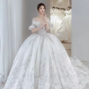NDB10947 <span class=keywords><strong>La</strong></span> <span class=keywords><strong>robe</strong></span> <span class=keywords><strong>de</strong></span> <span class=keywords><strong>mariée</strong></span> principale, <span class=keywords><strong>la</strong></span> nouvelle <span class=keywords><strong>robe</strong></span> d'ambiance <span class=keywords><strong>pour</strong></span> <span class=keywords><strong>la</strong></span> <span class=keywords><strong>mariée</strong></span>, au style épuré et à <span class=keywords><strong>la</strong></span> longueur épaule - Product Image 1