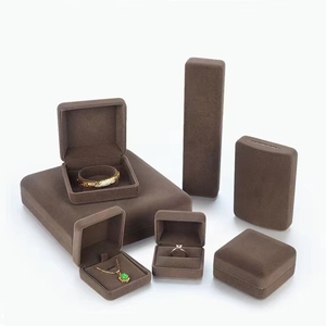 Nouveau design de luxe en velours marron : coffret de bijoux avec bracelet, collier et grand pendentif - Product Image 3