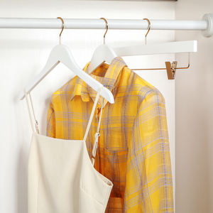 Cintres <span class=keywords><strong>en</strong></span> <span class=keywords><strong>bois</strong></span> blanc <span class=keywords><strong>de</strong></span> luxe pour costumes, manteaux, pantalons, présentoir pour boutiques et grands magasins - Product Image 4