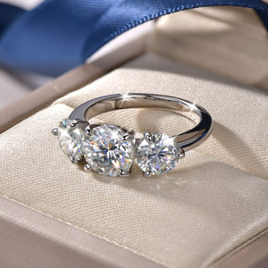 Bague de Fiançailles en Moissanite en Gros, Plaqué Or 14K, Sertie de Trois Pierres Rondes à Griffes, Cadeau d'Anniversaire de Mariage pour Hommes et Femmes - Product Image 2