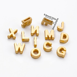 Dijes de letras de aleación de zinc en color oro y plata con orificio plano para pulseras, llaveros y accesorios de joyería DIY. - Product Image 2