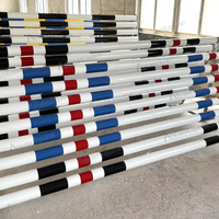 Poteaux en bois de différentes couleurs pour le saut d'obstacles équestres