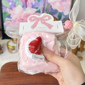 Jouet sensoriel en silicone de qualité alimentaire, crème de boue sèche en forme de carré, motif fraise laiteuse, pour la décompression et le soulagement du stress - Product Image 6