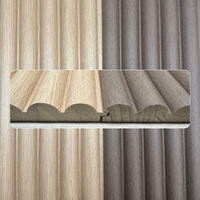 Panneau mural acoustique en bois massif Akuslat 2440*147mm pour salle de bain et escalier avec design de grille ondulée, imperméable et ignifuge