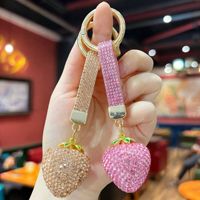 En gros, Porte-clés et breloque de sac en strass en forme de boule de fraise mignonne et scintillante, petit cadeau pour femmes, pour sac à main et clés de voiture